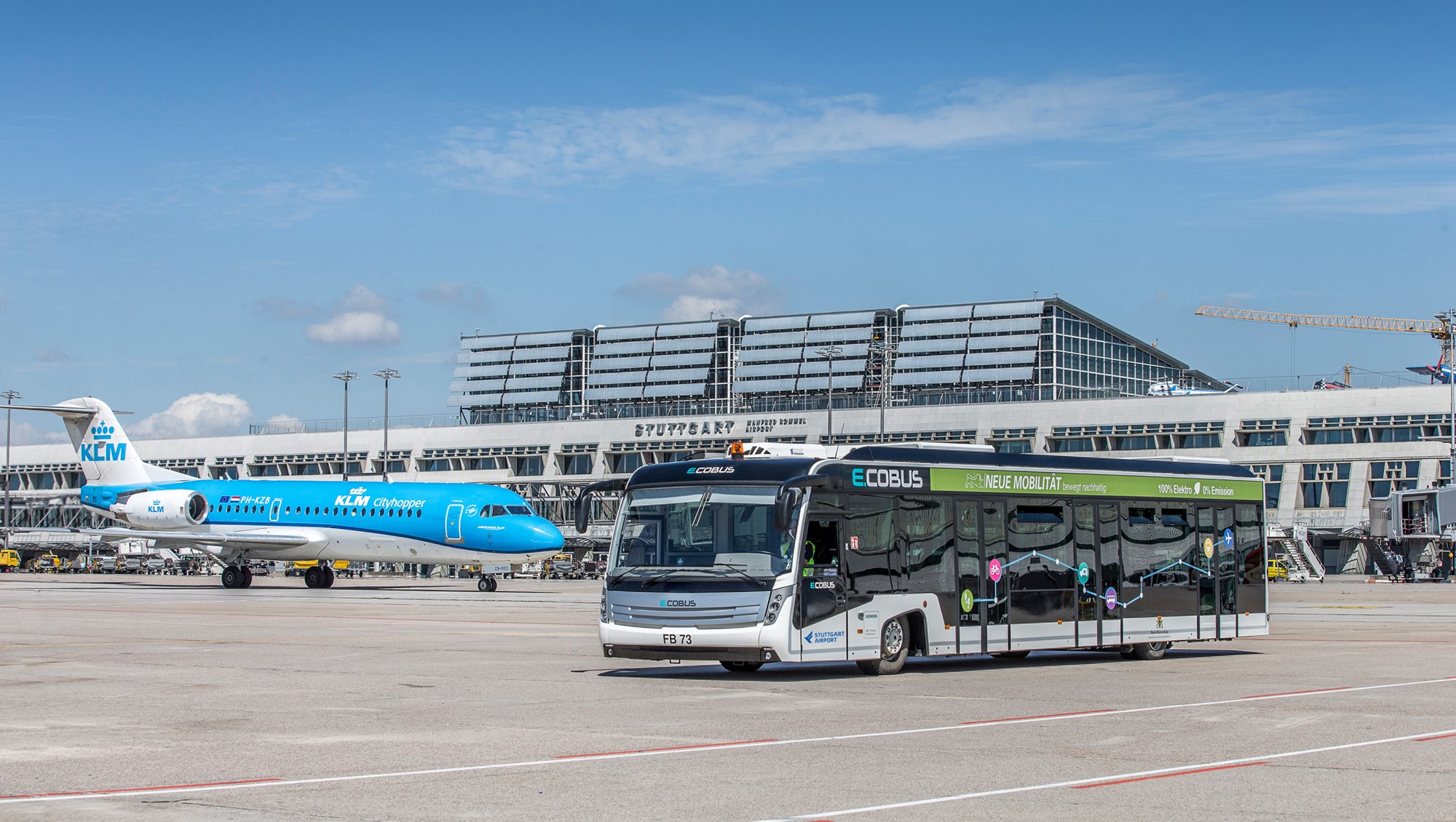 Ein elektrisch betriebener Passagierbus steht auf dem Stuttgarter Flughafenvorfeld. 