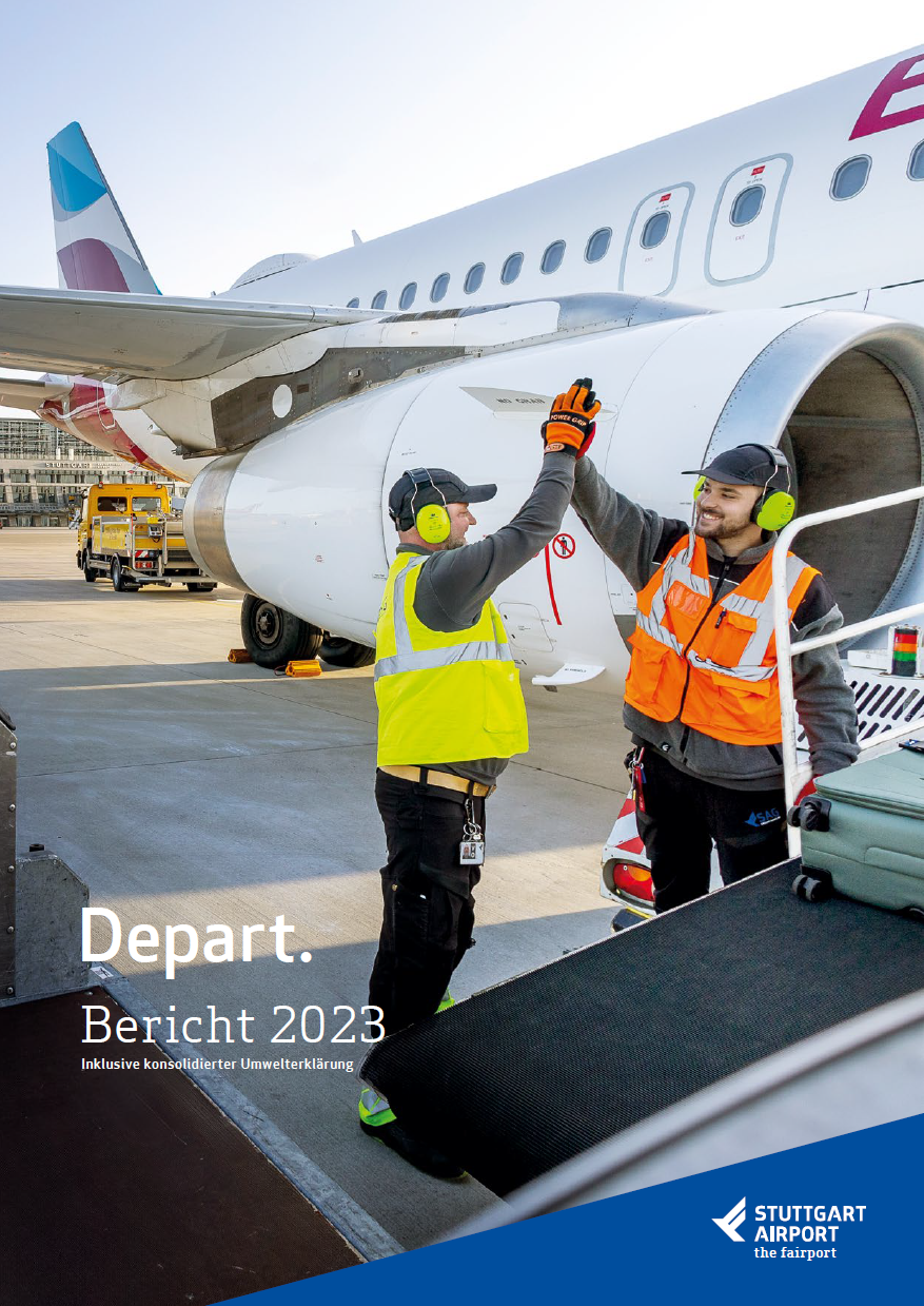 Zwei Flughafen-Mitarbeiter geben sich ein High-Five, nachdem sie einen Koffer auf das Förderband gelegt haben. 