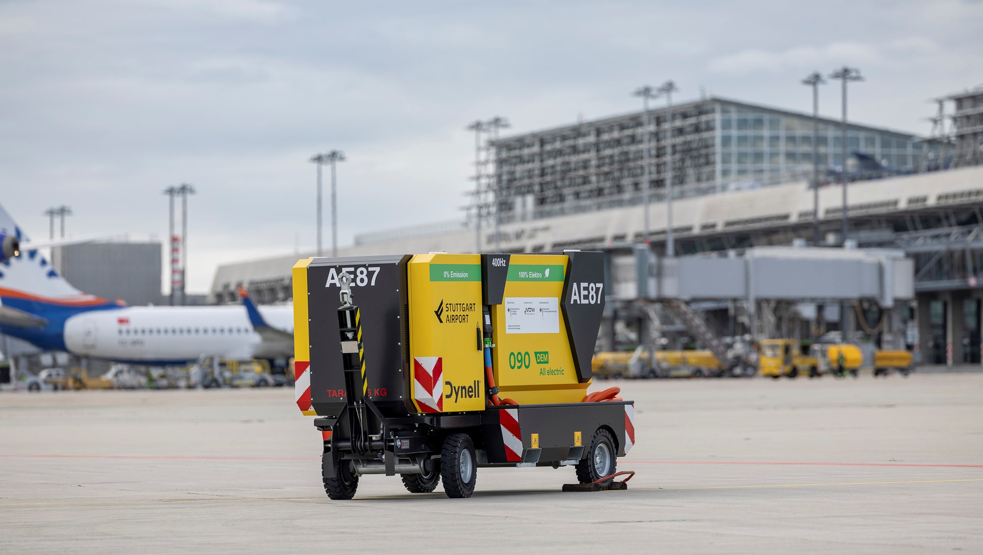 Elektrische mobile Bodenstromeinheit vor dem Terminal